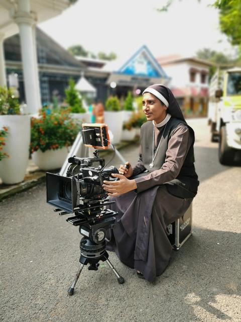 La Hna. carmelita Lismy Parayil, con su cámara durante uno de sus rodajes de cortometrajes. (Foto: cortesía Hna. Lismy Parayil