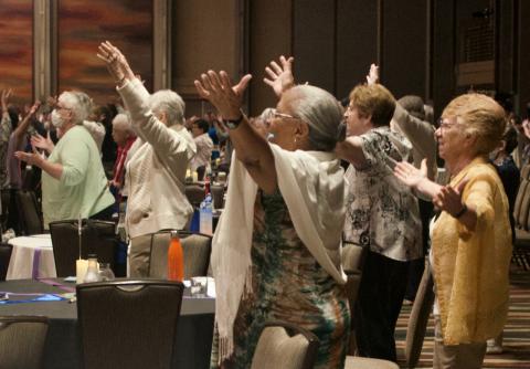 El día de clausura de la asamblea, el 11 de agosto de 2023, la dirección de la LCWR cambió a medida que las oficiales terminaban sus mandatos y otras hermanas ocupaban su lugar; las asistentes bailaron para celebrar el encuentro en donde renacieron sus esperanzas en la vida religiosa. (Foto: Dan Stockman/GSR)