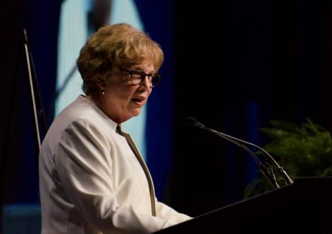 La Hermana Donna Markham, Dominica de Adrian, ante la Conferencia de Liderazgo de Religiosas el viernes 11 de agosto tras recibir el Premio al Liderazgo Sobresaliente, pidió a las hermanas que sigan llevando a cabo su misión sean cuales sean las consecuencias. (Foto: Dan Stockman/GSR)