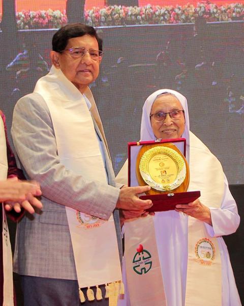 Hna. Mary Lillian recibe un homenaje por su contribución a lo largo de toda su vida al CJW de manos del ministro de Textiles y Yute de Bangladesh Golam Dastagir Gazi. (Foto: Sumon Corraya)
