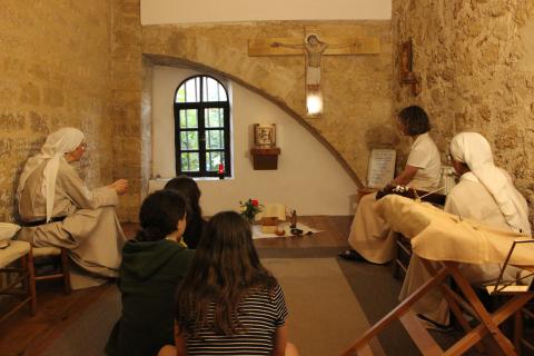 Hermanas del Monasterio de la Conversión oran con los peregrinos del Camino de Santiago en la pequeña capilla del albergue parroquial. (Foto: cortesía Monasterio de la Conversión, Ávila, España) 