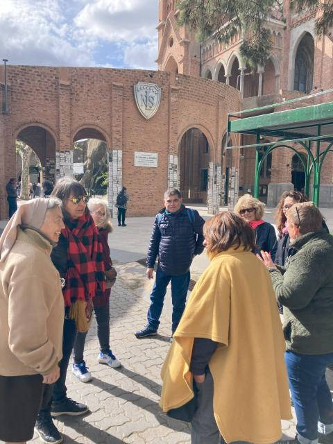 Uno de los encuentros mensuales que ofrece Pelloni con la comunidad (se realizan los 11 de cada mes). donde comparten misa, conocen nuevos casos para ayudar y comentan novedades de los casos llevados a la justicia. (Foto: GSR /Catalina Cepparro)