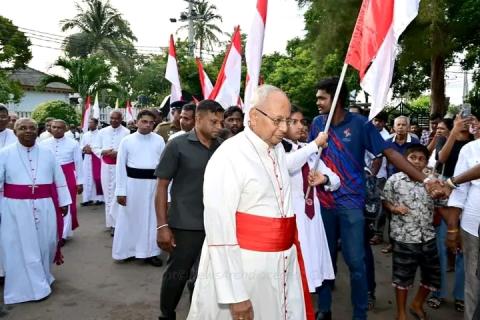 Cardinal Malcolm Ranjith leads a rally April 21 from St. Anthony's Shrine in Colombo to St. Sebastian's Church in Negombo to mark the fifth anniversary of the Easter bomb attacks. (Courtesy of Sr. Sirima Opanayake)