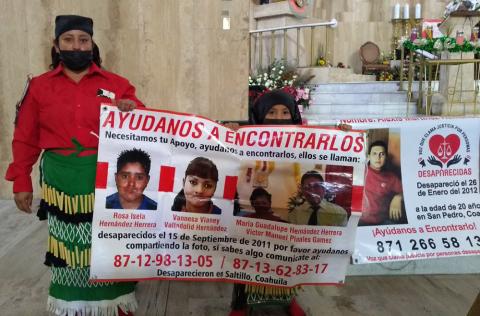 Carteles con fotografías de familiares de desaparecidos en México son mostrados en la peregrinación diocesana de los colectivos de justicia la Iglesia de Nuestra Señora de Guadalupe en Torreón, eel 2022 de diciembre. (Foto: cortesía Mariana Olivo Espinoza)