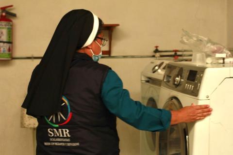 La Hermana Salomé se encarga de mantener ordenada el área de lavado en casa Mambré. (Fioto: Ángel Huerta)
