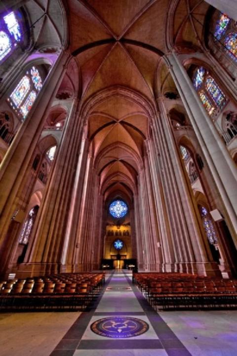 La 'catedral' de la Hna. Ana Martínez de Luco está muy cerca de las majestuosas catedrales católicas y episcopalianas de Nueva York; pero en el abrazo del Abba en la calle. (Foto cortesía Catedral San Juan el Divino, Nueva York)