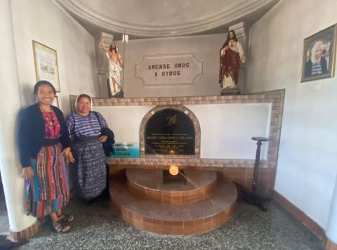 Novicia Angelica Alvarado, izquierda, y la madre Marta Yach Cosme pasan por la tumba de la Hna. Tonia Maria Orland, fundadora de su congregación. (Foto: GSR/Rhina Guidos)