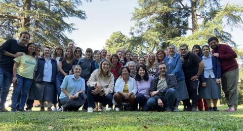 Personal del servicio de caridad en la educación formal y no formal durante el encuentro de los equipos de gestión de la familia religiosa de la Virgen Niña, en mayo de 2024, en San Miguel, provincia de Buenos Aires, Argentina. (Foto: Cecilia Sander)