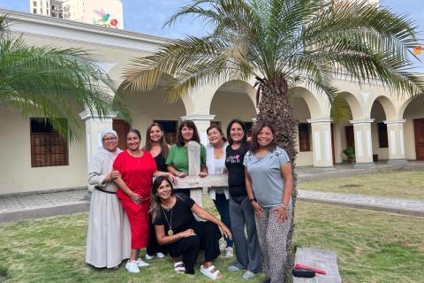 Hermana Marlene Quispe, OSA, con voluntarias del hospital FAP (Fuerza Aérea del Perú) durante una convivencia en el Monasterio de la Encarnación en Lima, Perú, en marzo de 2024. (Foto: cortesía Marlene Quispe) 