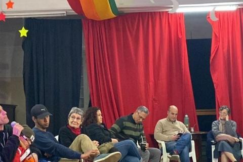 La Hna. Susana Vanni, primera por la derecha, escucha atenta la charla del Dr. Pablo Semán el 19 de agosto de 2024 en Montevideo, Uruguay, titulada Espiritualidades, resistencias y esperanzas de las personas sin hogar que viven en la calle. (Foto: cortesía Nicolás Iglesias)