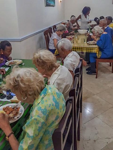 Before COVID-19, the sisters were able to serve food to many seniors. (Courtesy of María Ángel Díaz Ledesma)