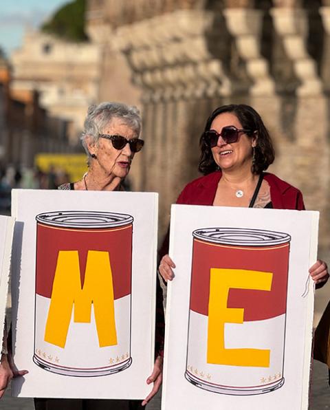 Dos mujeres cerca del Vaticano sostienen un par de letras (M y E)  de la consigna 'Ordain Women' ['Ordena a las mujeres'] , tras haber rezado para que la Iglesia católica abra el sacerdocio a las mujeres al inicio de la consulta mundial conocida como el Sínodo sobre la Sinodalidad, el 2 de octubre de 2024. (Foto: GSR/Rhina Guidos)