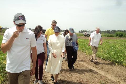 Visita del equipo de Catholic Extension a los trabajadores del campo, en Misisipi, Estados Unidos. Al centro, la Hna. María Josefa García, MGSpS. (Foto: María Elena Méndez, MGSpS)