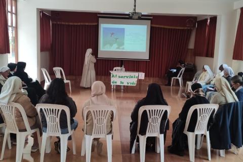 La Hna. Carmen Toledano, priora de la comunidad, ofrece una charla de reflexión sobre el cuidado y buen trato a consagradas en la diócesis de Huacho, Perú. (Foto: cortesía Marlene Quispe Tenorio)