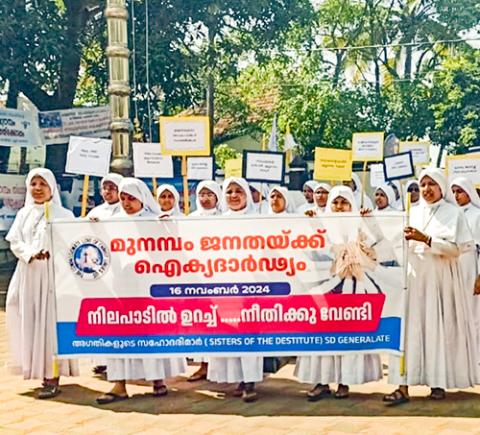 Sisters of the Destitute from Kochi, India, visited the affected people in a silent march after the Kerala Conference of Major Superiors issued a letter of support to the people in Munambam. (Courtesy of Antony Thomas)