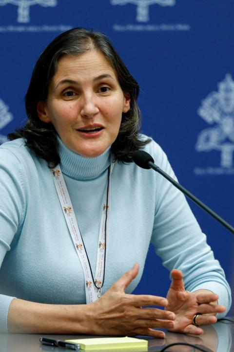 La Hna. Gloria Liliana Franco, presidenta de CLAR, habla durante una sesión informativa sobre la asamblea del Sínodo de los Obispos en el Vaticano el 10 de octubre de 2023. (Foto: CNS/Lola Gómez)