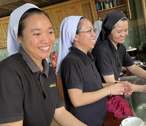 Novices wash dishes together after lunch. (Sophia Park)