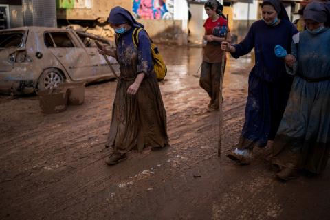 La hermana Kelly camina después de trabajar como voluntaria limpiando casas afectadas por las inundaciones en Paiporta, Valencia, España, el martes 5 de noviembre de 2024. (Foto: AP /Emilio Morenatti)