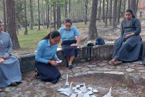 Participantes del taller de comunicaciones en el Centro de Retiros Las Tres Rosas, Valle de Ángeles, Francisco Morazán, Honduras, en 2024, durante un momento de oración y práctica de la comunicación a través de signos. (Foto: cortesía Fátima Guadalupe Meraz Pineda)