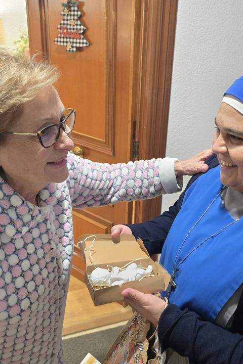 Sister María Palestina delivers a Niño Jesús in Paiporta. (Eliana López)