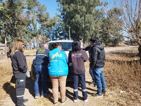 Equipo de rescate de víctimas de explotación laboral en la provincia de Jujuy, en el norte de Argentina. Los trabajadores vivían en carpas, cocinaban en el suelo y carecían de agua potable, energía eléctrica y sanitarios. (Foto: cortesía Siervas del Espíritu Santo)