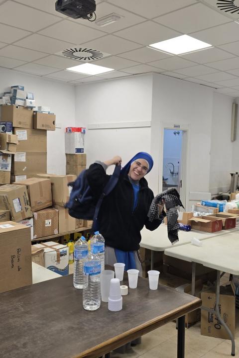 The nuns' good disposition is shown on their faces during their work in a collection center. (Eliana López Álvarez)