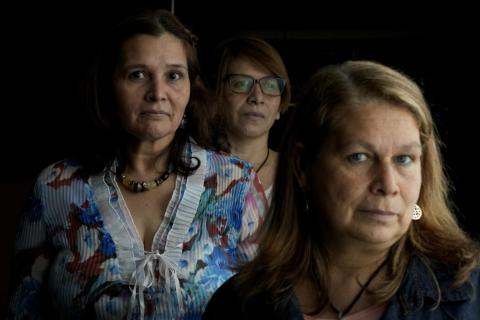 Desde la izquierda: Lucía Giménez, Alicia Torancio y Beatriz Delgado, exempleadas domésticas del Opus Dei, posan para una foto en Buenos Aires, Argentina, el jueves 21 de octubre de 2021. Las mujeres han presentado una denuncia contra el Opus Dei ante el Vaticano por presunta explotación laboral, y abusos de poder y de conciencia. (Foto: cortesía religionnews.com: AP/Natacha Pisarenko)