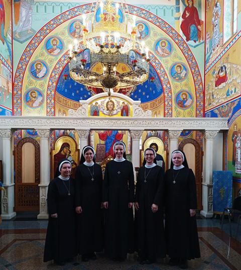 Sor Emanujila Vishka, en el centro, con visitantes de la administración general y otros miembros de la comunidad de las Hermanas Basilianas en el interior de la iglesia de la Entrada de la Santísima Theotokos en el Templo en Zhytomyr, Ucrania. El encuentro formaba parte de una visita canónica en marzo de 2024. (Foto: cortesía Emanujila Vishka)