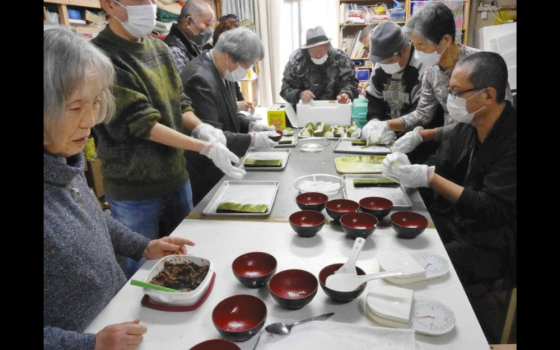 Sisters minister with other volunteers at a local soup kitchen. (Courtesy of Shizue Hirota)