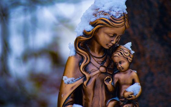 A bronze statue of Mary, Mother of Jesus, holding a baby Jesus (Unsplash/Anuja Tilj)