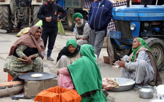 Farmers who are on strike in India at Delhi's Singhu border make roti bread. (Wikimedia Commons/Harvinder Chandigarh)